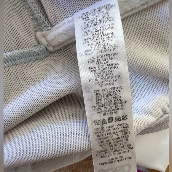 ASOS DESIGN Curve Underwired Swimsuit In Festival Tropical Print - Picture 6 of 13